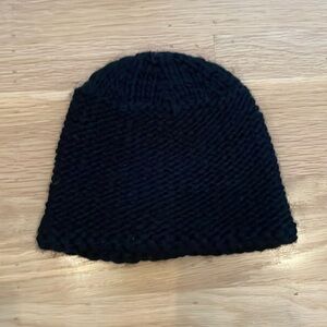 Simply Vera Vera Wang black knit hat.